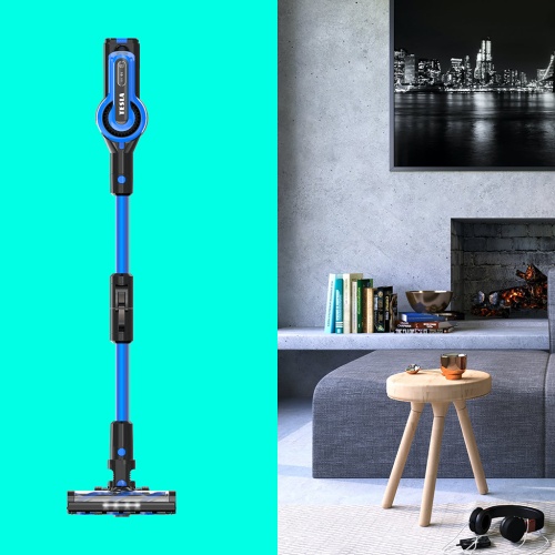 Tyčový vysávač TESLA Purestar E70 Aqua Pro stojaci vo vzpriamenej polohe v modernom obývacom pokoji zdôrazňujúci pohodlné uloženie.