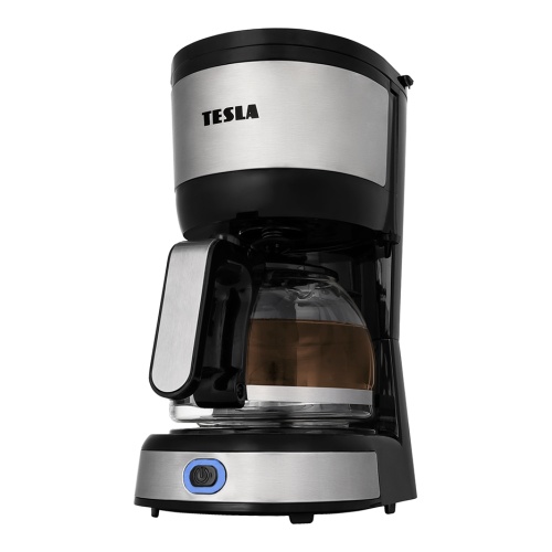 Detailný pohľad z boku na kávovar TESLA Coffeemaster ES200 ukazujúci priehľadnú kanvicu a ovládací panel s modrým podsvietením.