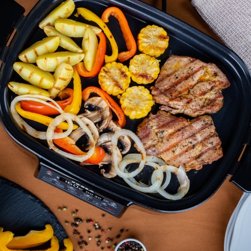 Grilovacia doska TESLA MultiCook M90 Grill so zeleninou, zemiakmi a mäsom