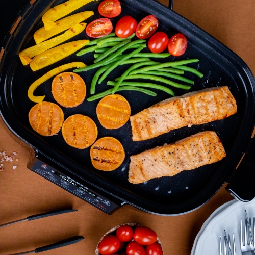 Grilovacia doska TESLA MultiCook M90 Grill so zeleninou a lososom
