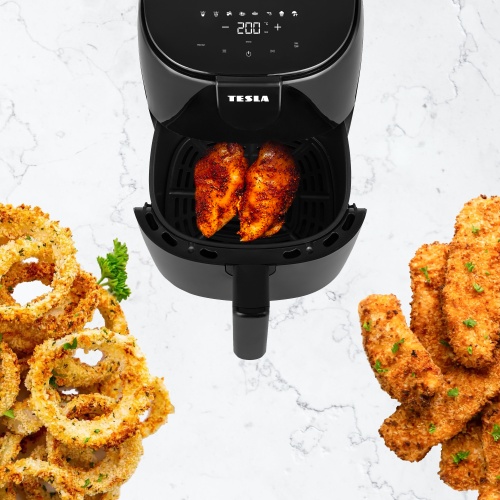TESLA AirCook Q40 s otvoreným košom a mäsom vo vnútri