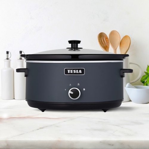 Pomalý hrniec TESLA SlowCook S500 z predného pohľadu na kuchynskej linke
