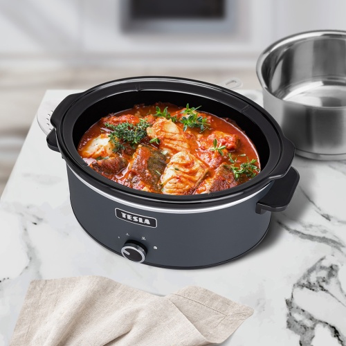 TESLA SlowCook S500 na stole s uvareným pokrmom
