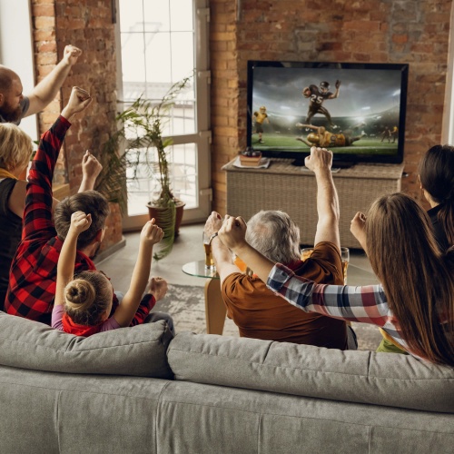 Rodina sledujúca na TV s TESLA MediaBox XG500 športový zápas