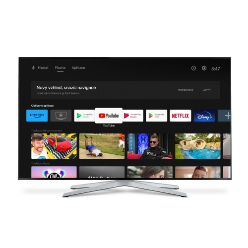 Televízia s úvodnou obrazovkou z TESLA MediaBox XT850 Android TV a ikonami aplikácií