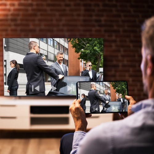 Tablet a televízia s obsahom z TESLA MediaBox XT850 Android TV zobrazeného pomocou funkcie Chromecast built-in