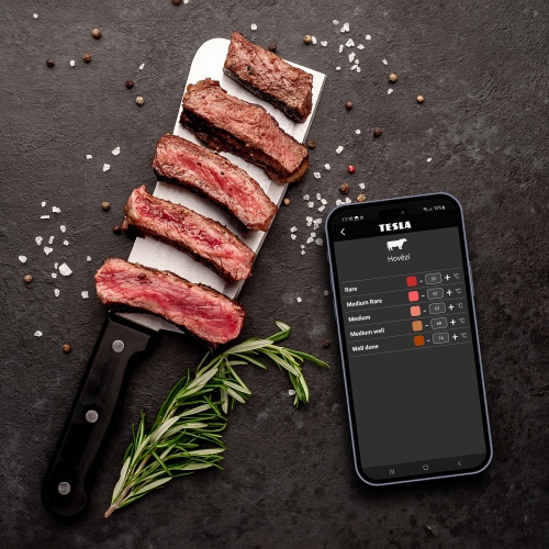 Nakrájané steaky rôzneho stupňa prepečenia vedľa mobilnej aplikácie TESLA, ktorá ukazuje možnosti nastavenia pre rôzne úrovne prepečenia mäsa. TESLA Cook BBQ150 inteligentná teplotná sonda pomáha dosiahnuť dokonalý výsledok pri grilovaní.