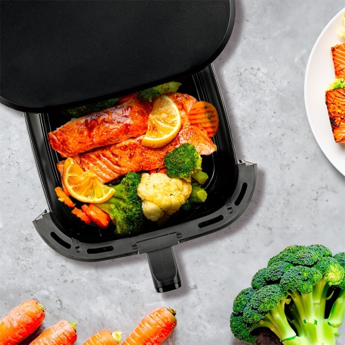 Losos a zelenina perfektne pripravené v teplovzdušnom fritovacom hrnci TESLA AirCook Q60 XXL Pro, servírované priamo z fritovacieho hrnca. Zdravé a chutné jedlo s minimálnym množstvom oleja vďaka TESLA AirCook.